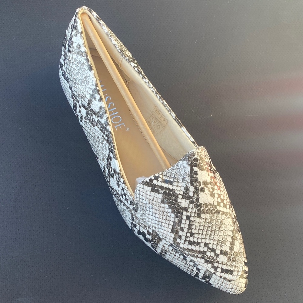 Python Print Pointed Toe Flats Gray White - Picture 2 of 4